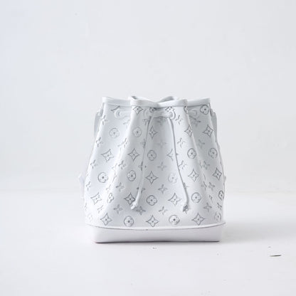 Белая цементная ваза в форме мешка