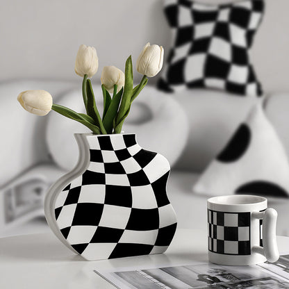 Черно-белая керамическая ваза в шахматном порядке