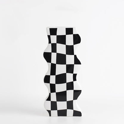 Черно-белая керамическая ваза в шахматном порядке