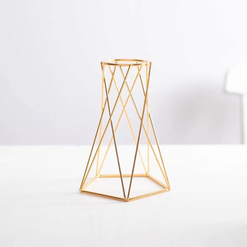 Золотая геометрическая железная ваза