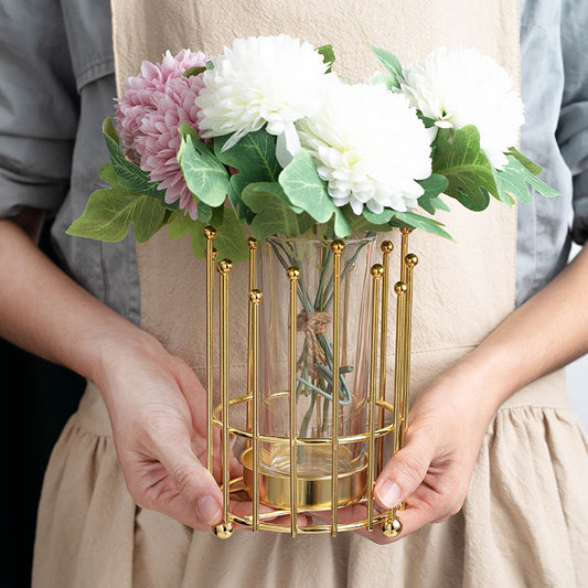 Золотая металлическая ваза, имитирующая цветочный контейнер