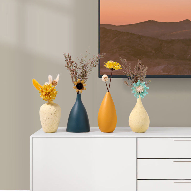 Минималистская цветочная композиция Креативная ваза