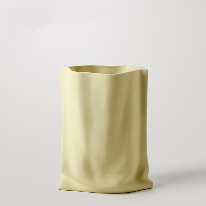 Керамическая ваза в форме бумажного пакета