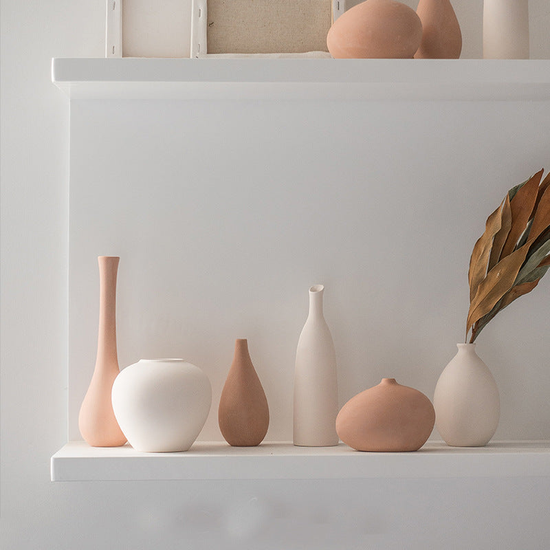 Простая керамическая белая ваза