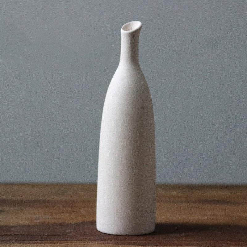 Простая керамическая белая ваза