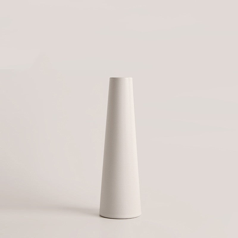 Белая керамическая ваза с прямой трубкой