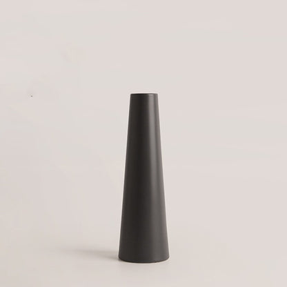 Белая керамическая ваза с прямой трубкой
